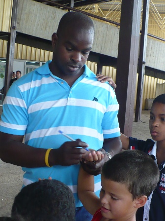 Duarte firma autógrafos.